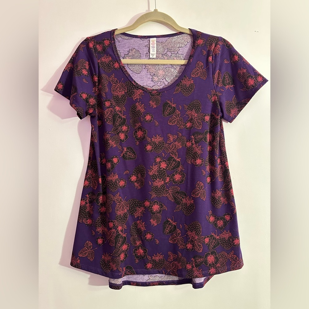 LuLaRoe Classic-T (Strawberries)